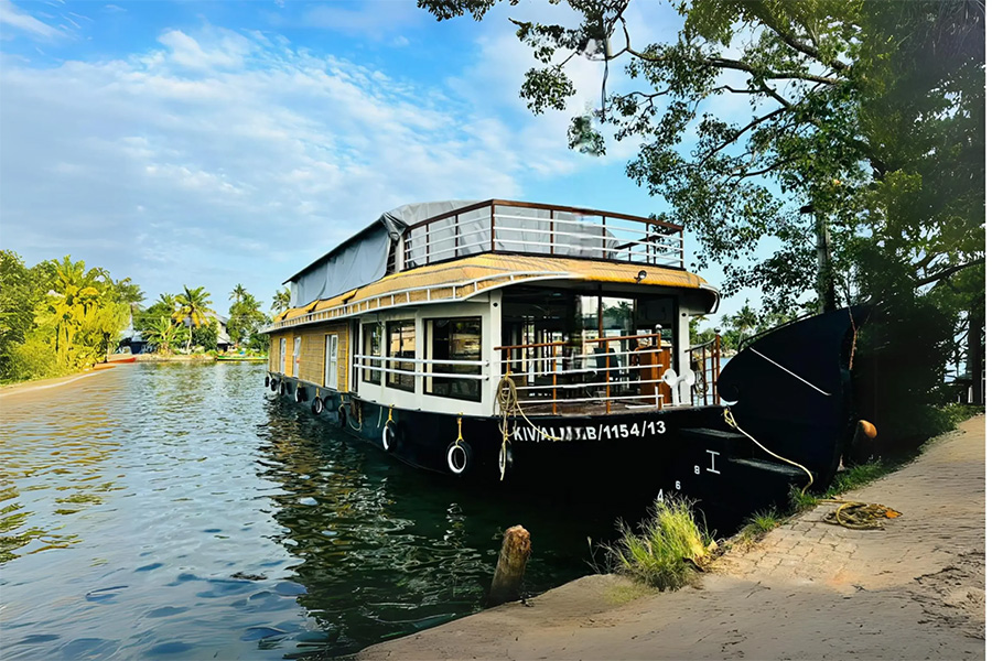 2 Bedroom Luxury Houseboat
