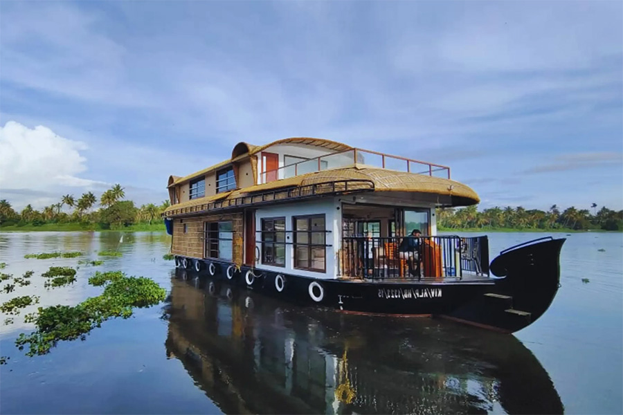 1 Bedroom Luxury Houseboat