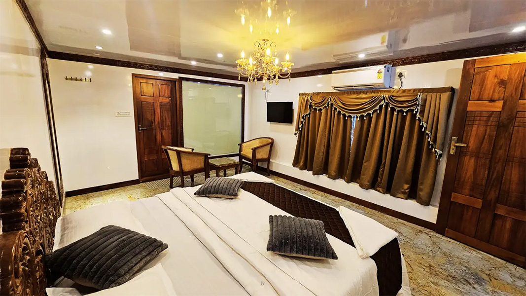 1 Bedroom Luxury Houseboat
