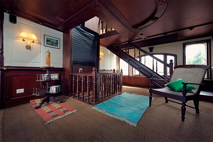 1 Bedroom Luxury Houseboat