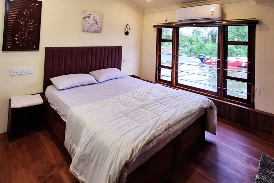 2 Bedroom Luxury Houseboat