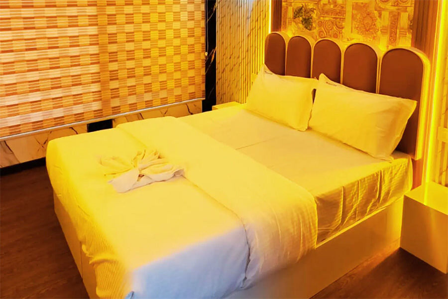 2 Bedroom Luxury Houseboat