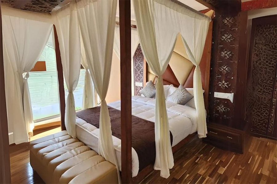 2 Bedroom Luxury Houseboat