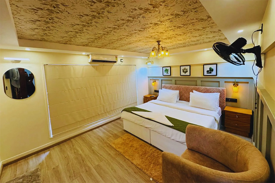 1 Bedroom Luxury Houseboat