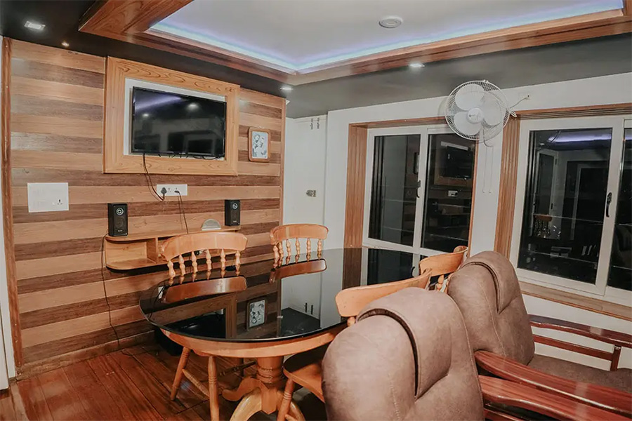 1 Bedroom Luxury Houseboat