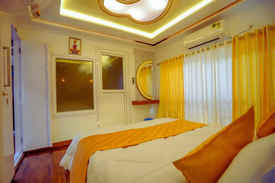 1 Bedroom Luxury Houseboat