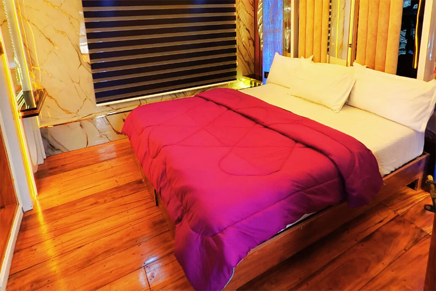 1 Bedroom Luxury Houseboat