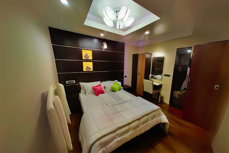 2Bedroom Luxury Houseboat