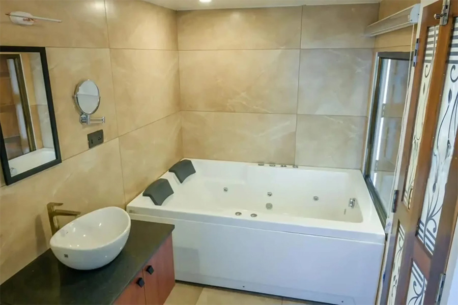 2 Bedroom Ultra Luxury Houseboat