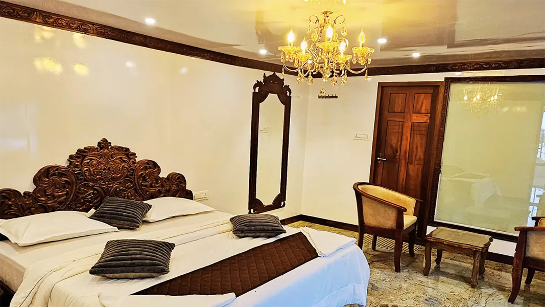 1 Bedroom Luxury Houseboat
