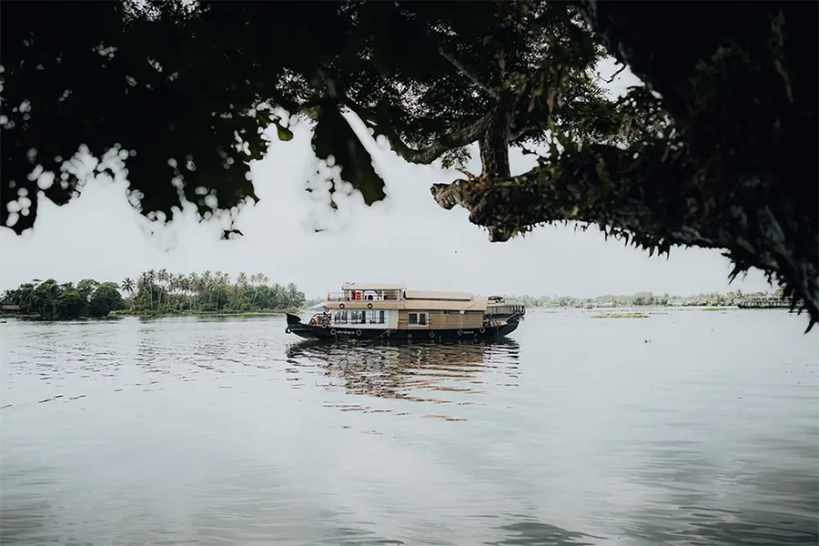 1 Bedroom Luxury Houseboat