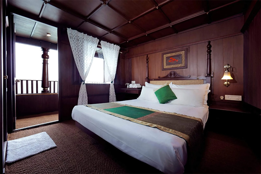 1 Bedroom Luxury Houseboat