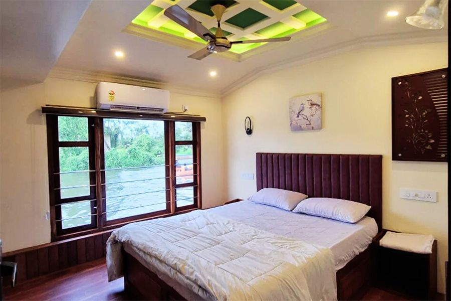 2 Bedroom Luxury Houseboat