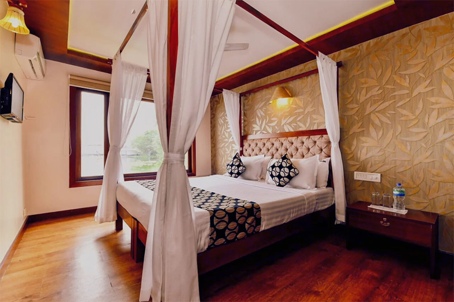 2 Bedroom Luxury Houseboat