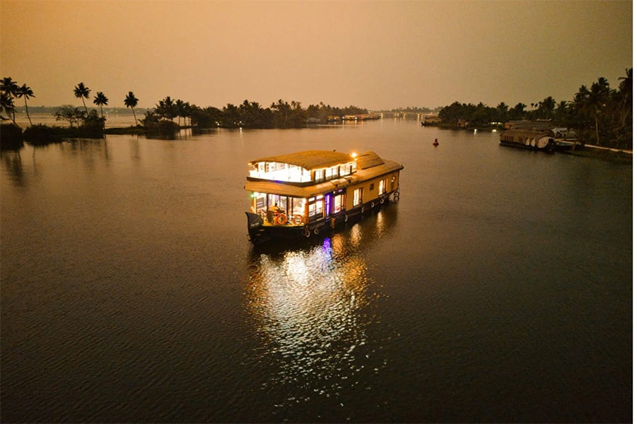 2Bedroom Luxury Houseboat