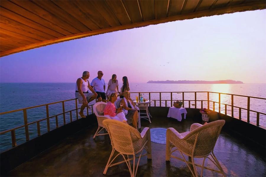 1 Bedroom Luxury Houseboat