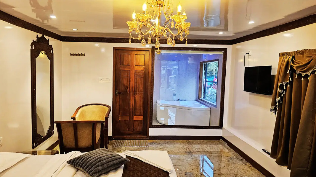 1 Bedroom Luxury Houseboat