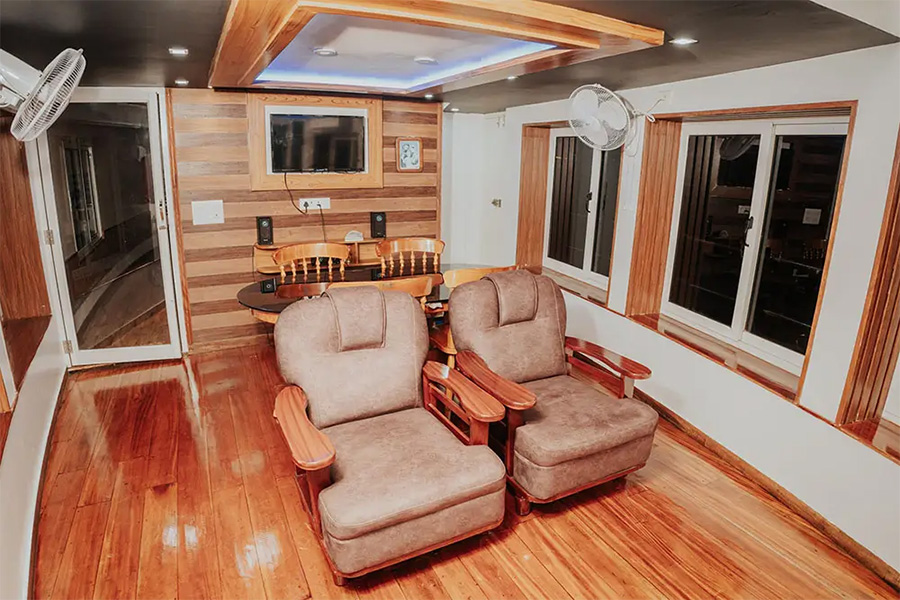1 Bedroom Luxury Houseboat