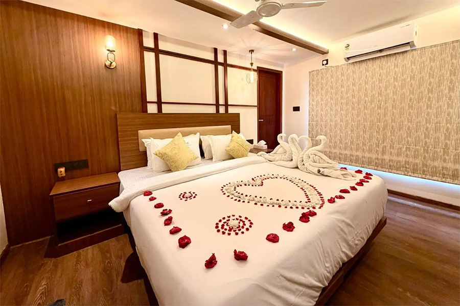 1 Bedroom Ultra Luxury Houseboat