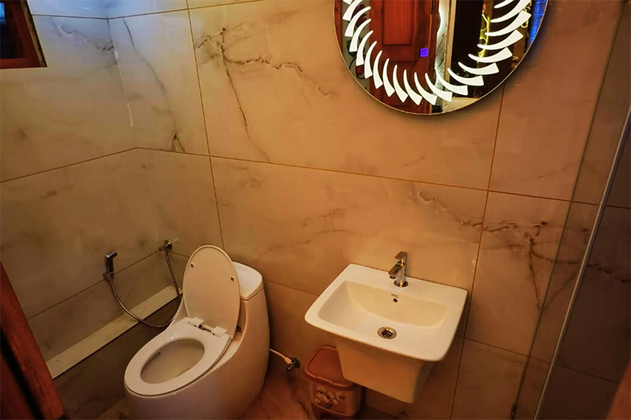 1 Bedroom Luxury Houseboat