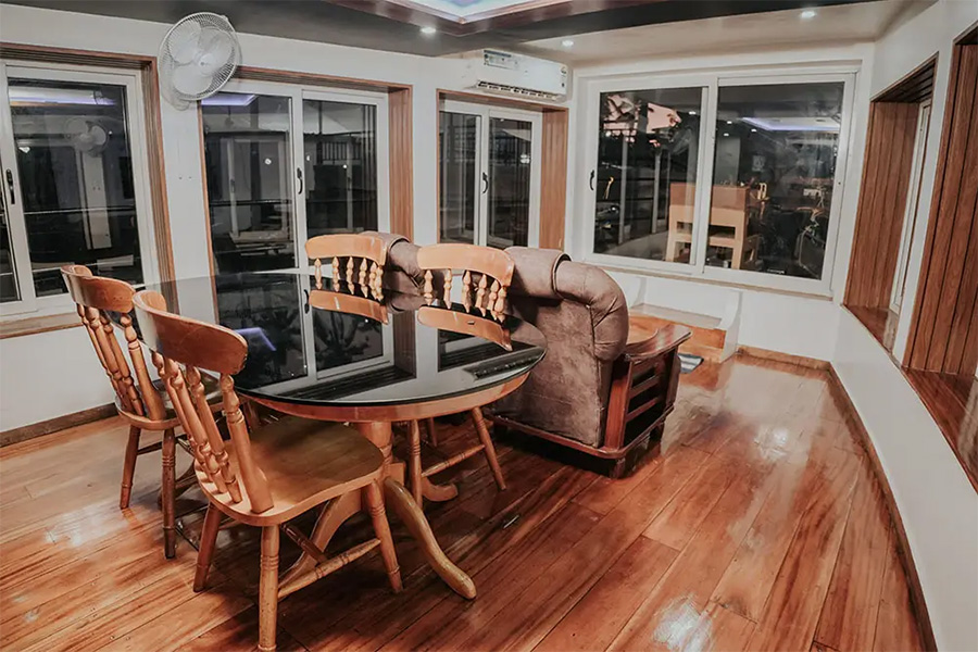 1 Bedroom Luxury Houseboat