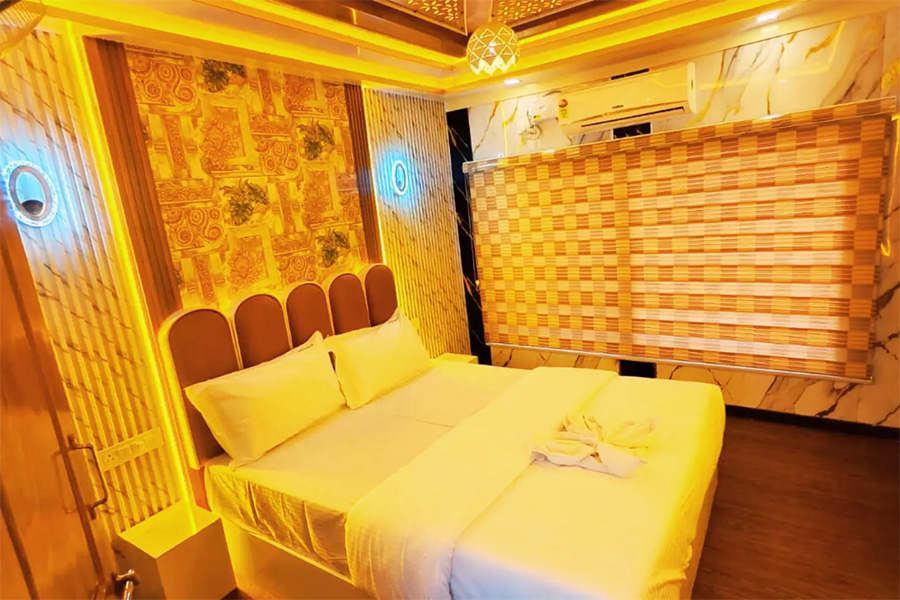 2 Bedroom Luxury Houseboat