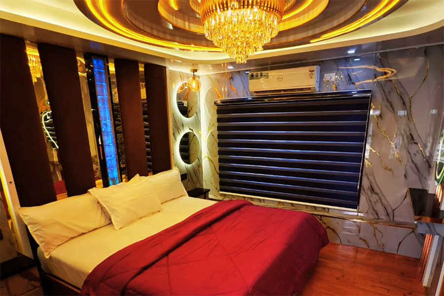 1 Bedroom Luxury Houseboat