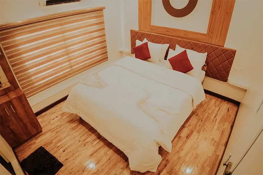 1 Bedroom Luxury Houseboat