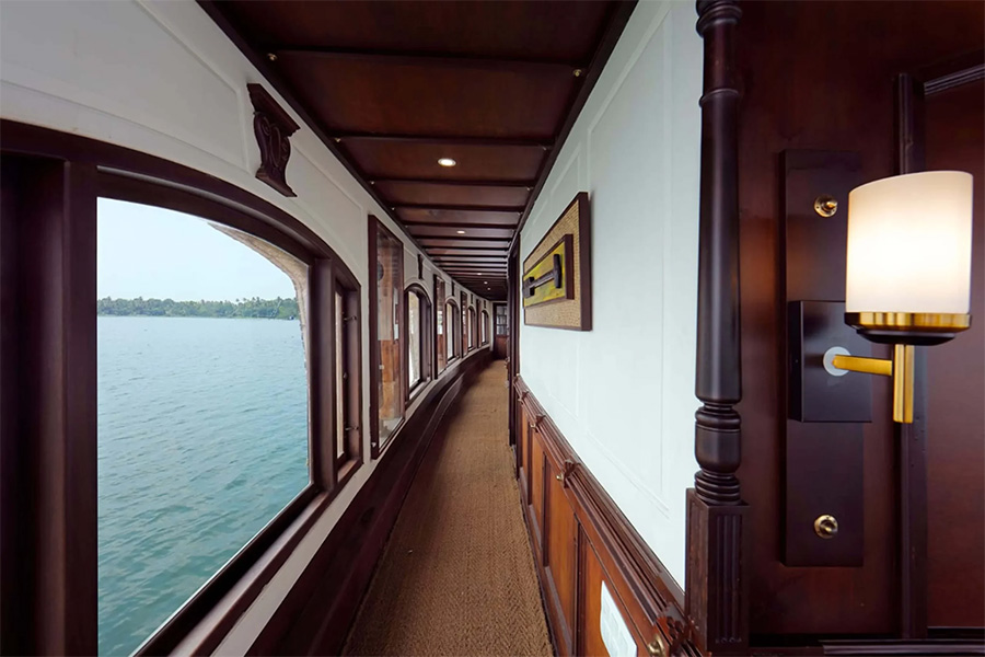 1 Bedroom Luxury Houseboat