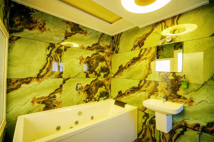 1 Bedroom Luxury Houseboat