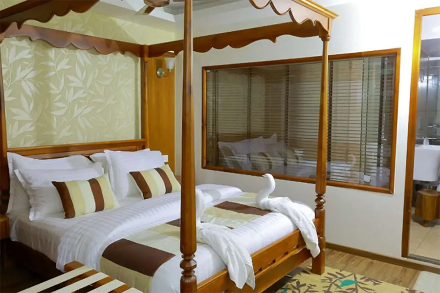 1 Bedroom Ultra Luxury Houseboat