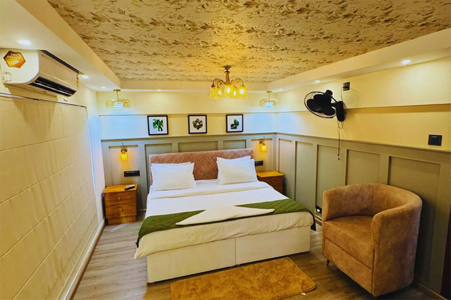 1 Bedroom Luxury Houseboat