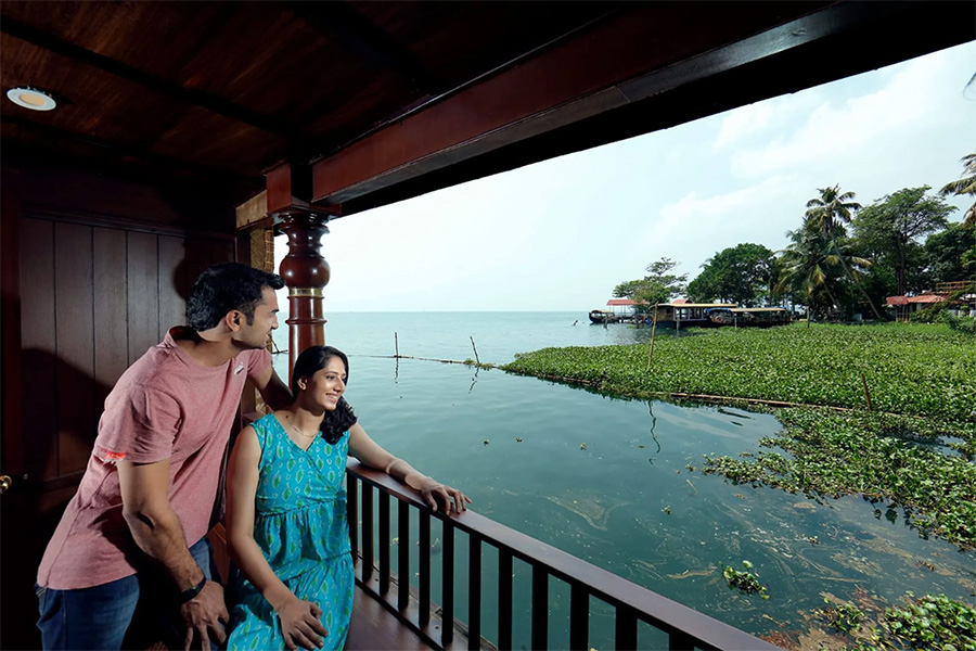 1 Bedroom Luxury Houseboat