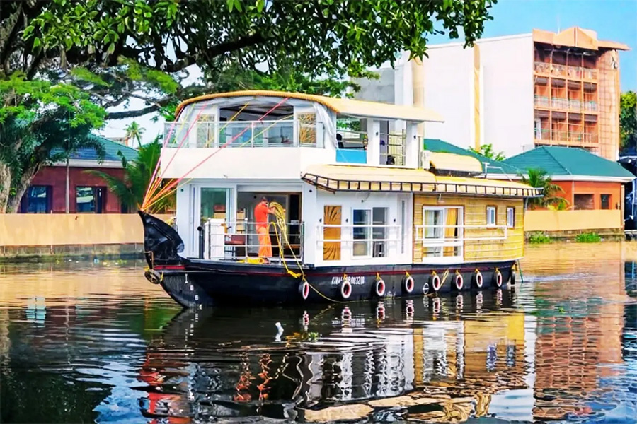 1 Bedroom Luxury Houseboat