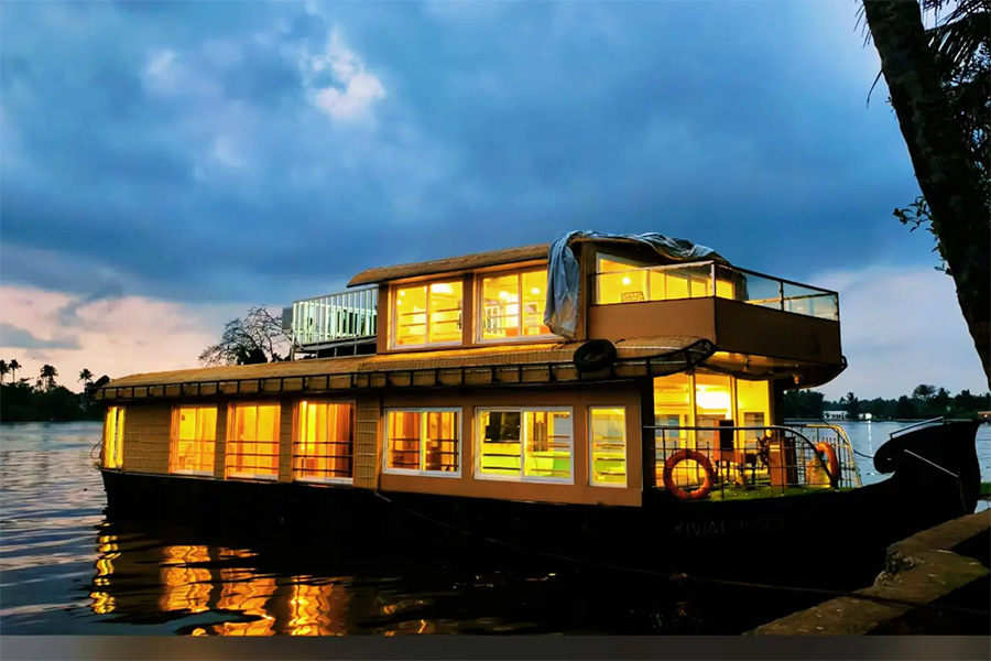 2 Bedroom Luxury Houseboat
