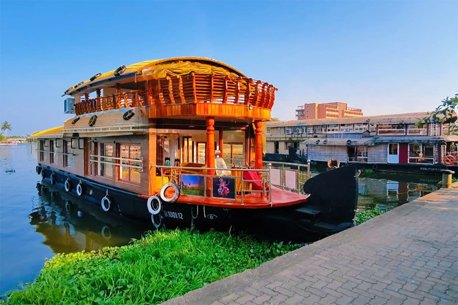 1 Bedroom Luxury Houseboat