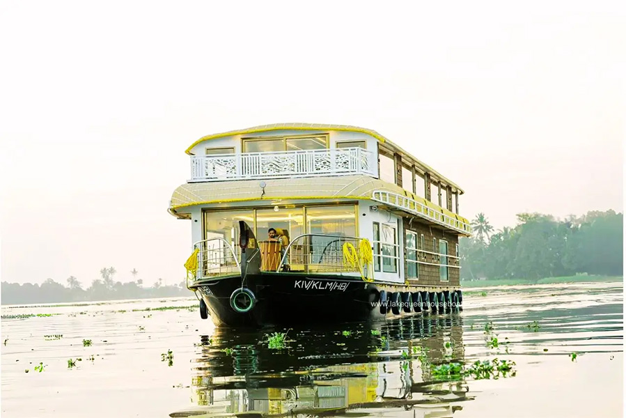 luxury houseboat booking in Kerala.