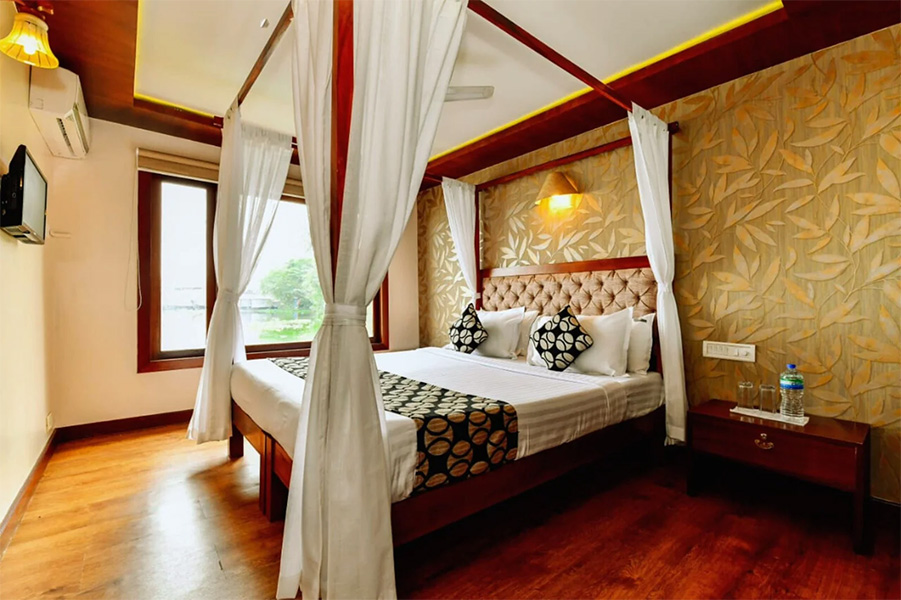 3 Bedroom Luxury Houseboat